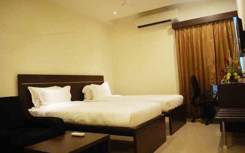 Hotel Somisetty Landmark, Razole 4